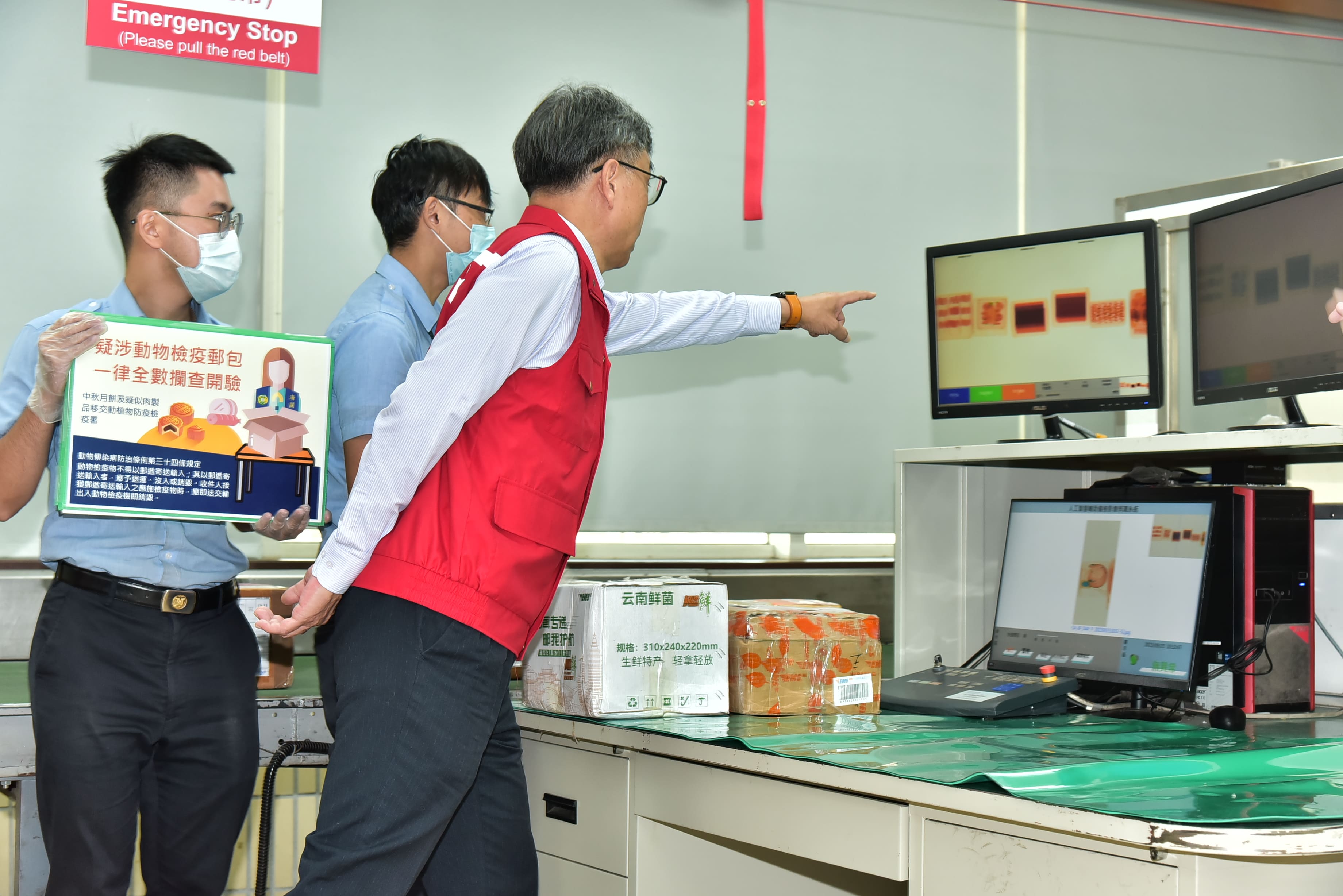農業部陳駿季代理部長視察臺北郵件處理中心視察國際郵包進口查驗業務