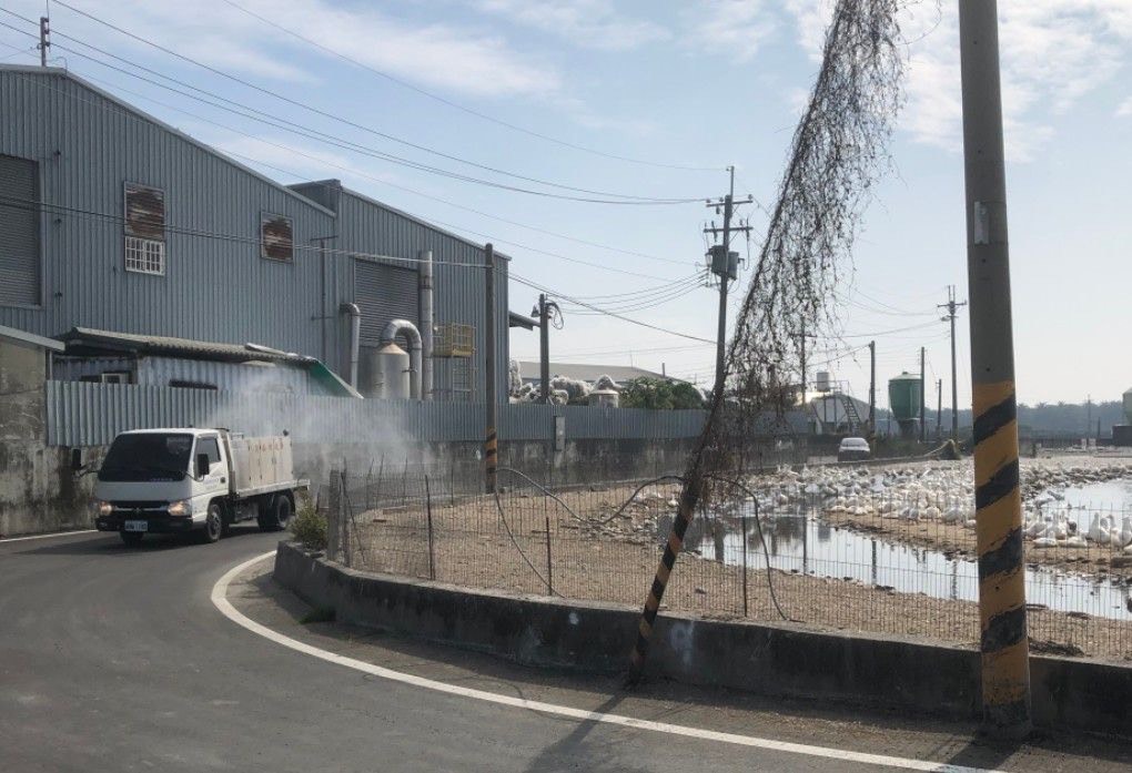 雲林縣動植物防疫所消毒車於熱區禽場周邊公共區域執行消毒作業