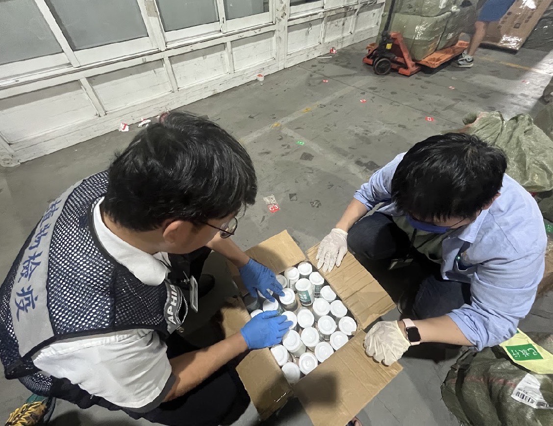 關務署基隆關與防檢署基隆分署於邊境攔截疑似禽流感疫苗
